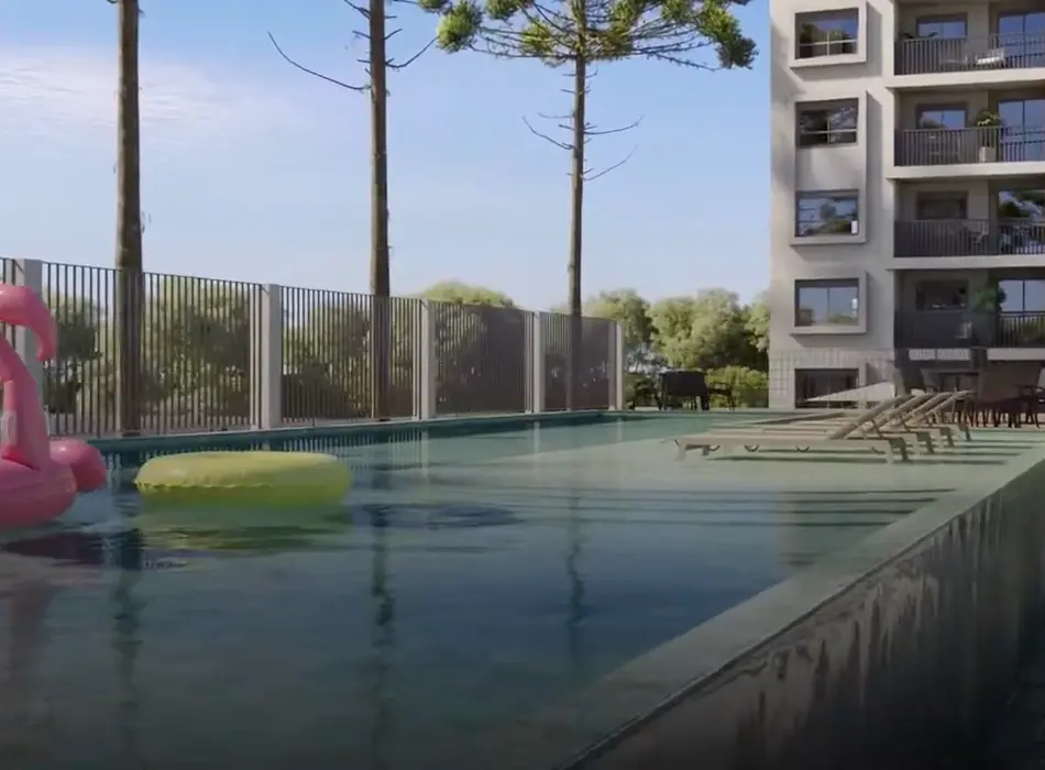 Piscina — borda molhada com deck de sol